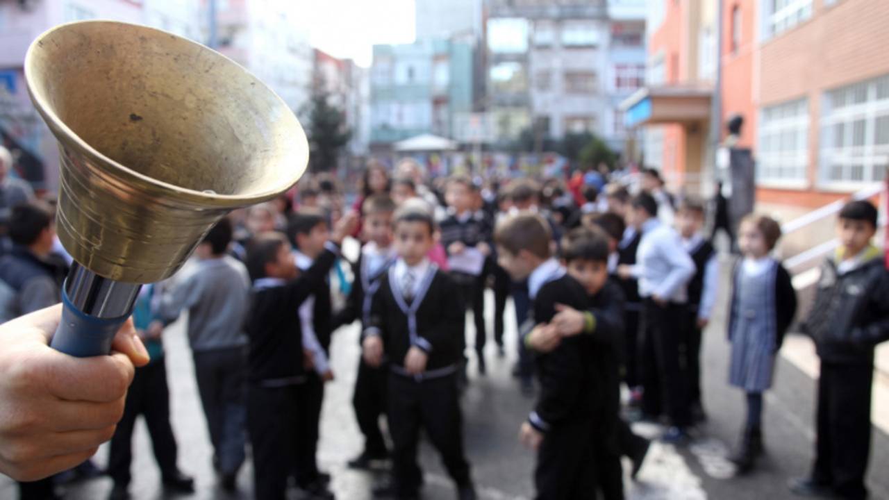 Milyonlarca Öğrenciyi Yakından İlgilendiriyor: Pazartesi Gününden İtibaren Okulların Ders Saatleri Yeniden Düzenleniyor