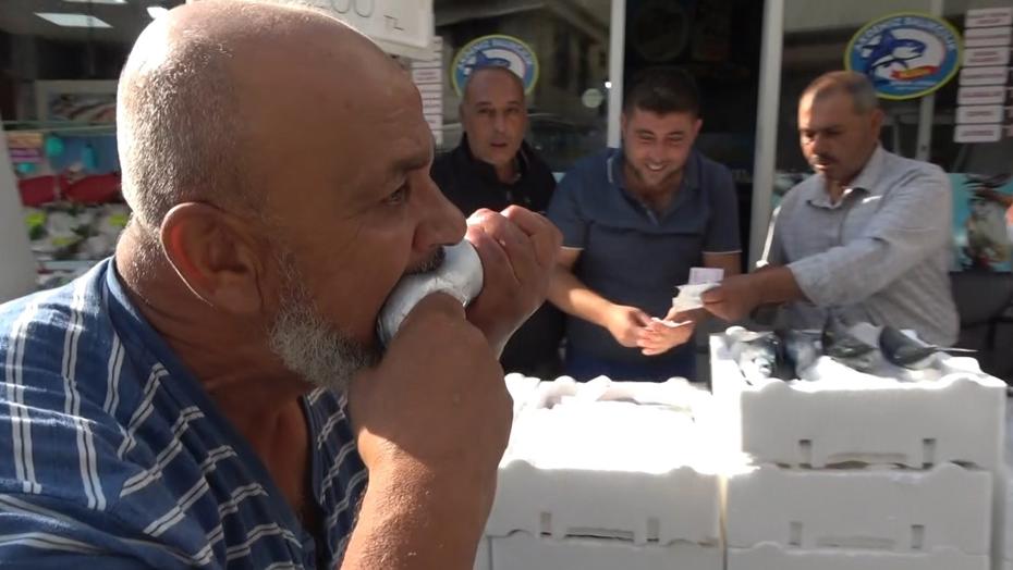 Kilis'te Palamut Balığı Fiyatları Düşüşte: Sevinçle Çiğ Çiğ Yeniyor