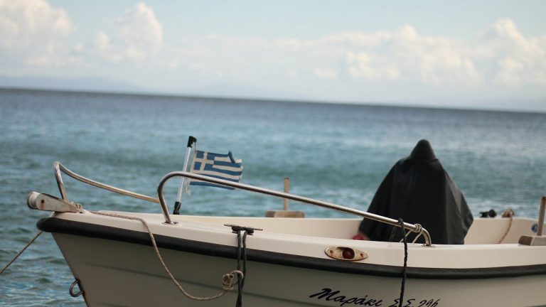 Göçmen teknesi Yunan adası açıklarında battı: En az 4 ölü