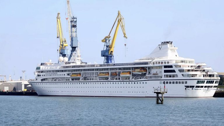 Üç yıllık dünya turu rezervasyonu yaptıran yolcular, geminin kalkışını bekliyor