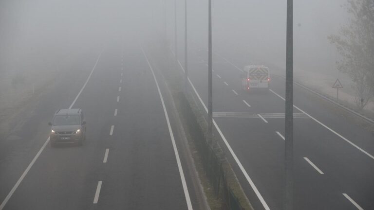 Bolu Dağı’nda sis görüş mesafesini düşürdü