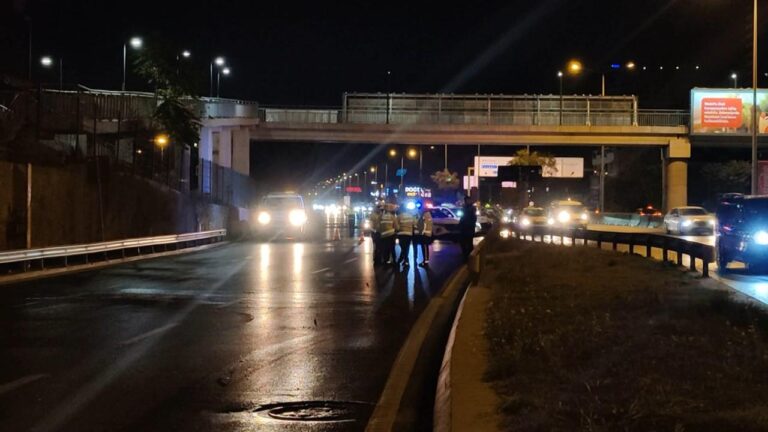 Maltepe’de otomobil otobüs durağına çarptı: 4 yaralı