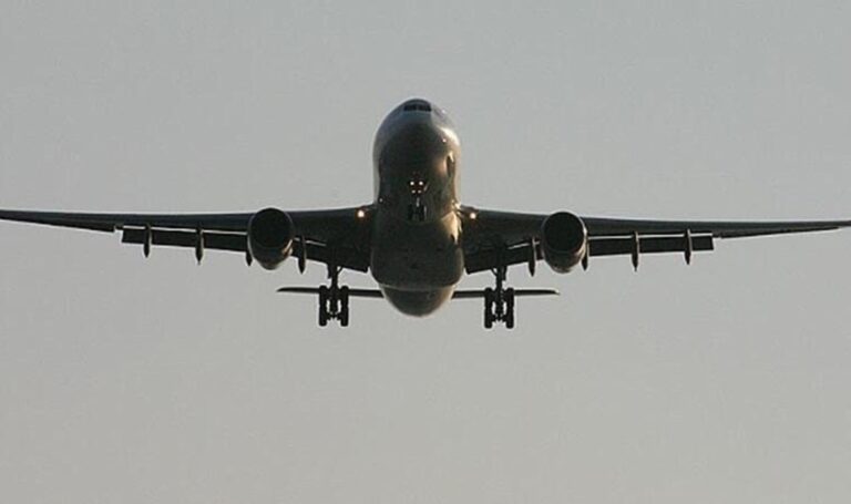 Yolcu uçağı inmek üzereyken kurşunların hedefi oldu – Son Dakika Dünya Haberleri