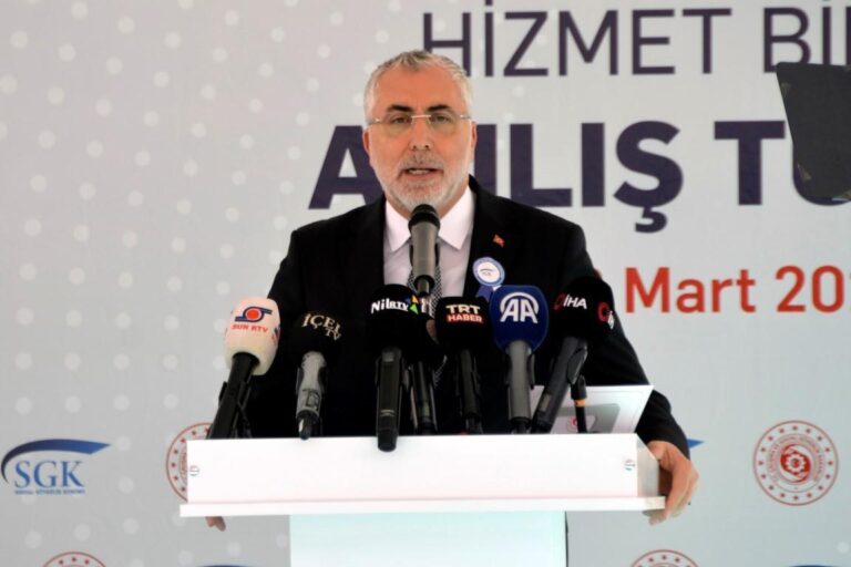 Çalışma ve Sosyal Güvenlik Bakanı Işıkhan: Herkese birinci sınıf sağlık hizmeti sunan tek ülkeyiz