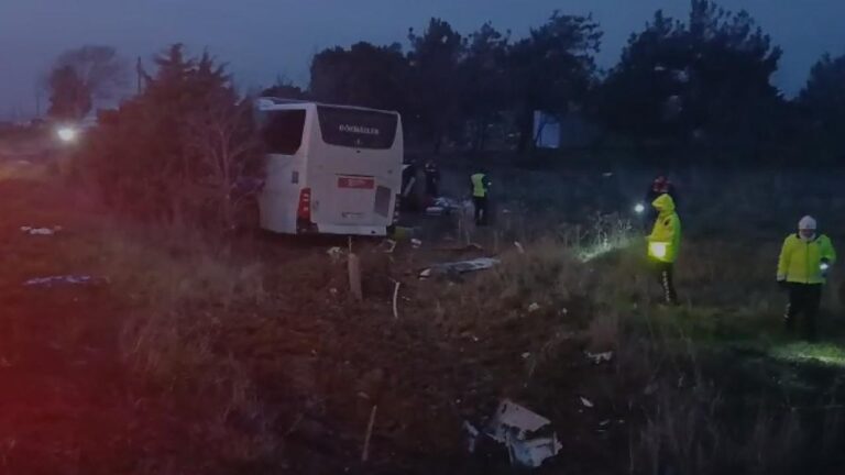 Çanakkale’de devrilmiş yolcu otobüsü: yaralandı