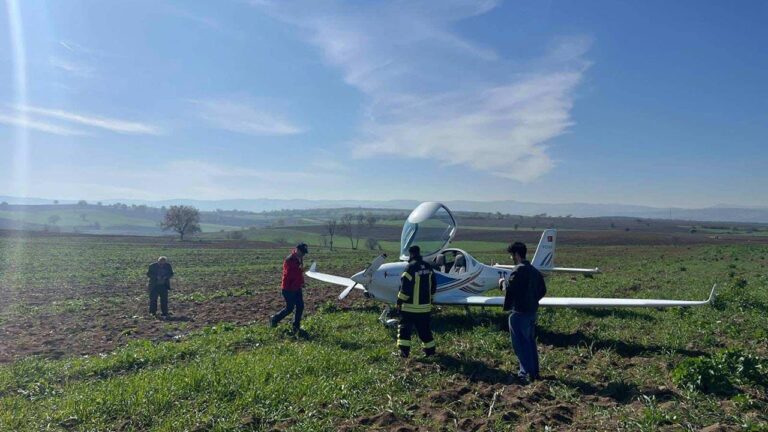 Eğitim uçağı tarlaya zorunlu iniş yaptı