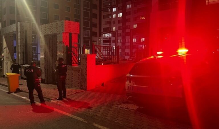 Kayseri’de elinde bıçakla yere düştüğü iddia edilen kadın ağır yaralandı – Son Dakika Türkiye Haberleri