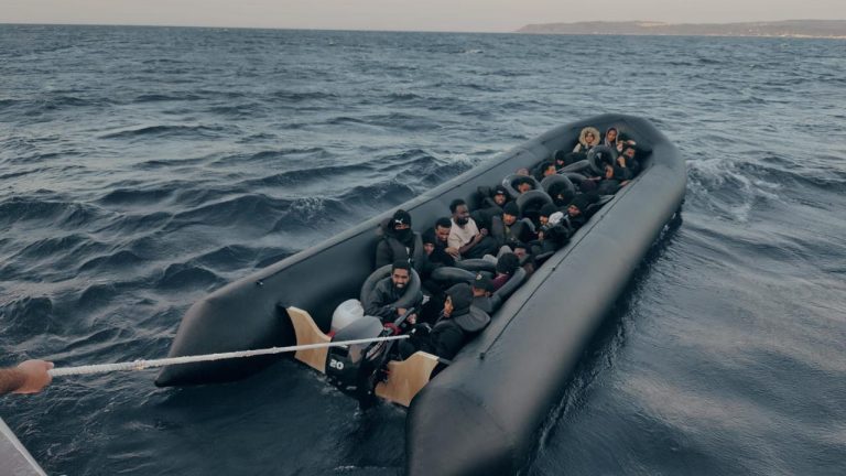 İzmir’de sürüklenen lastik bottaki 3’ü çocuk 34 düzensiz göçmen kurtarıldı