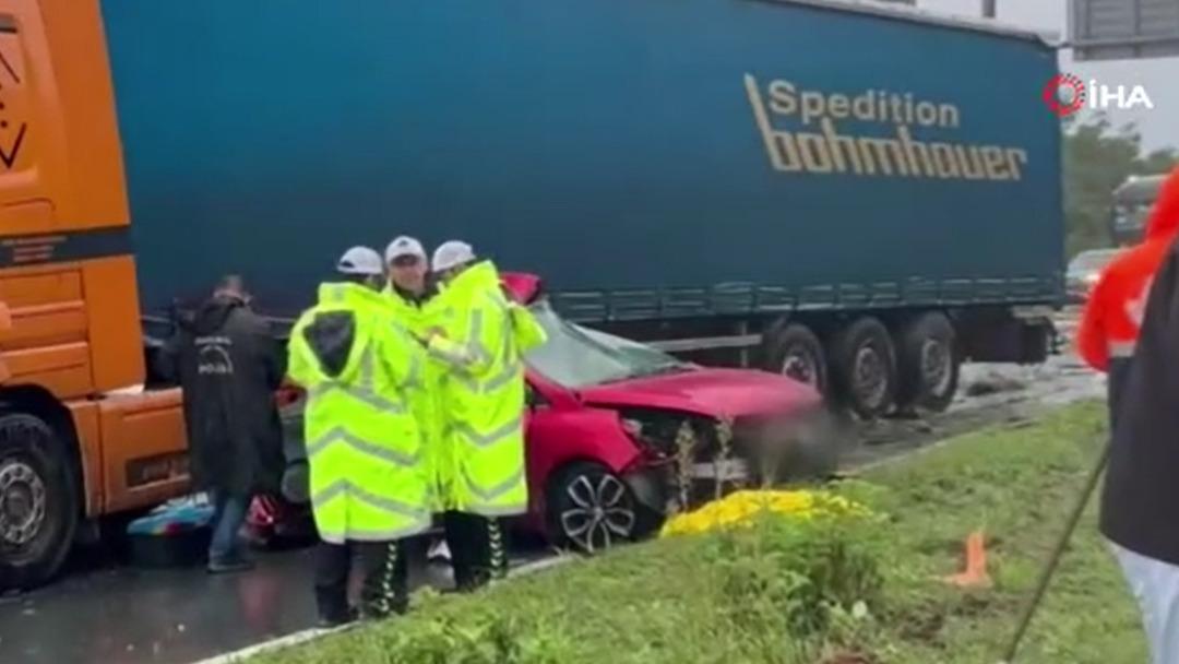Rize'de korkunç kaza: Otomobil TIR'a çarptı, 3 kişi öldü 2
